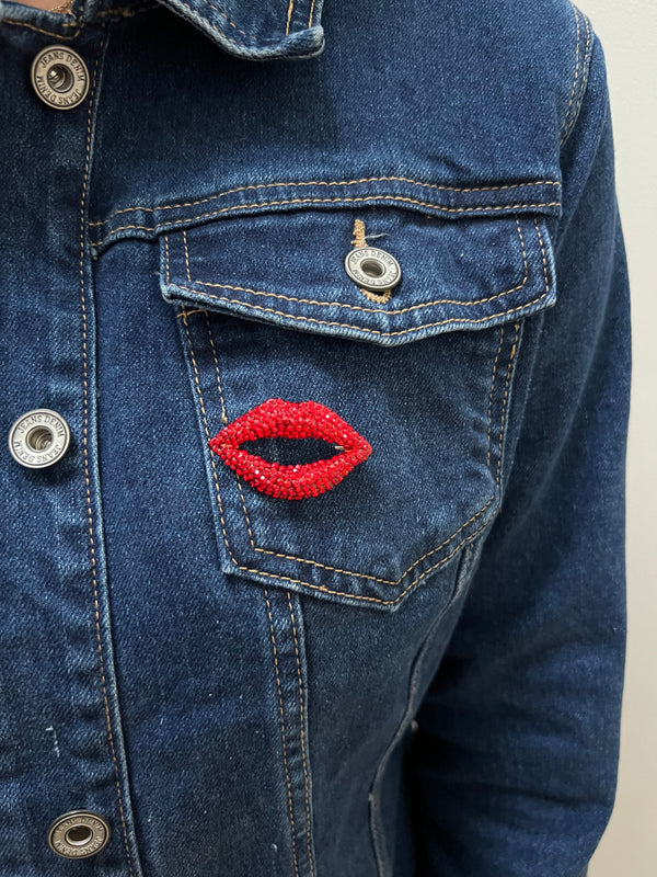 Lips brooch